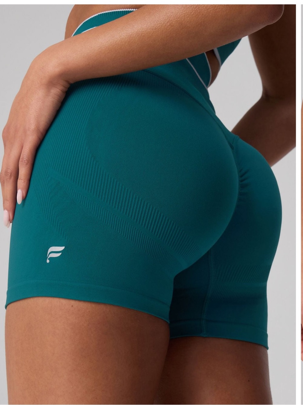 NWT Fabletics Seamless Scrunch Short 4” Green Abyss White Shorts Small S Women’s